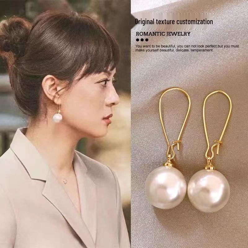 Zhong Qingcheng Wan Peng Inspired C-Shaped Hoop Earrings with Large Pearl золотой