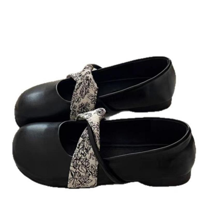 Retro literary and artistic style women wear lazy flat Mary Jane shoes in autumn