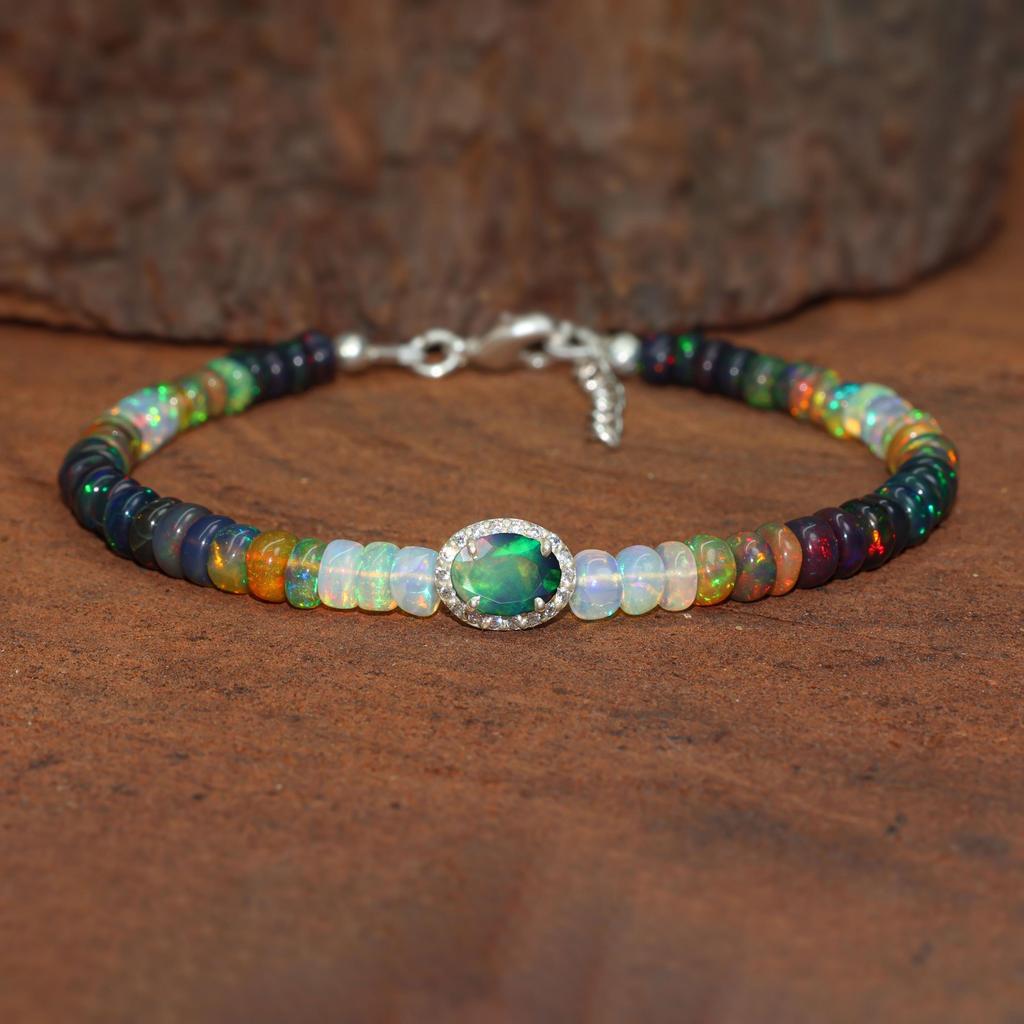 Schwarzes Feueropal Glatte Perlen Charm-Armband, Schwarzer Opal Ovaler Charm Goldarmband, Handgemachtes Armband, Oktober Geburtsstein, Geschenk für Mama