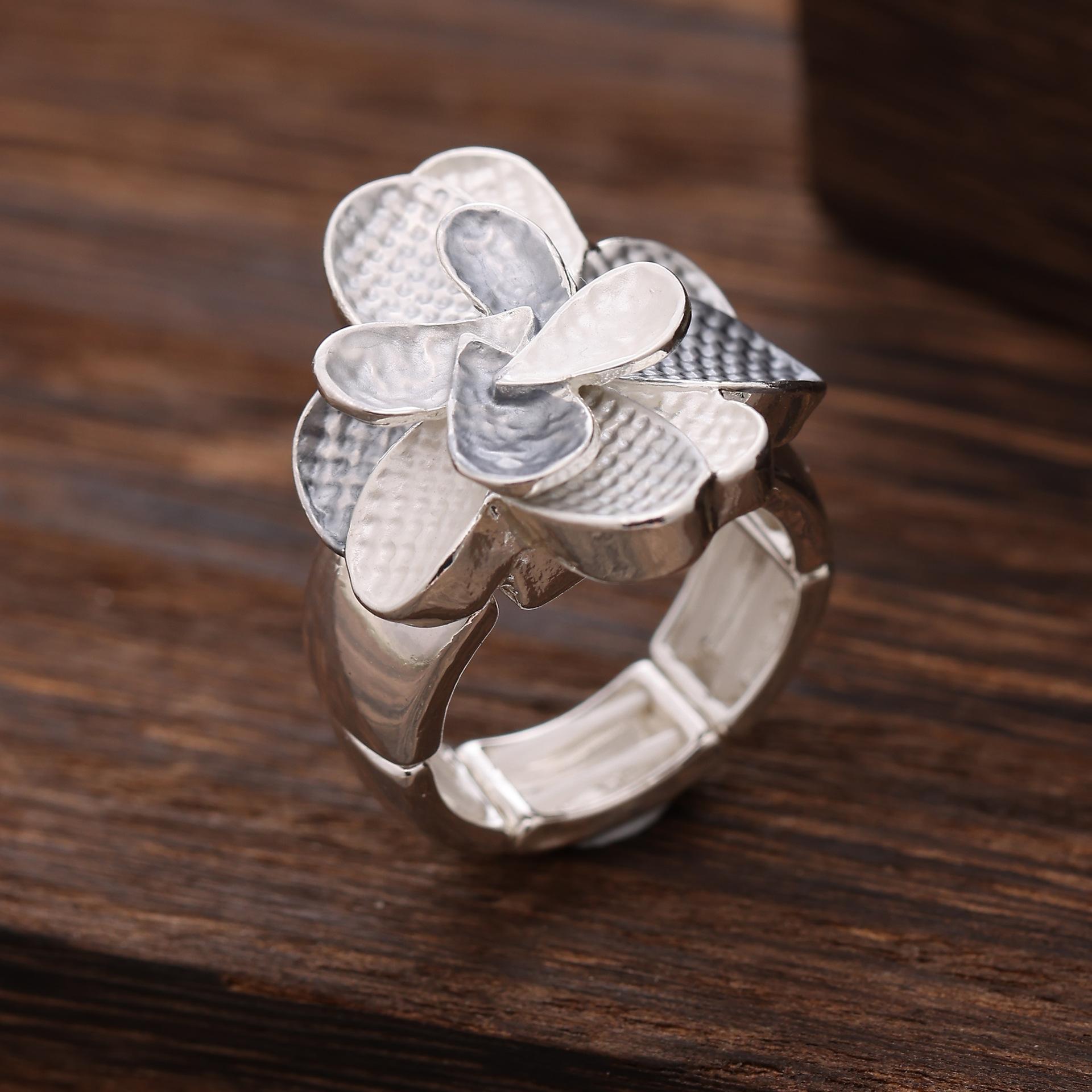 

Новое эмалевое геометрическое эластичное кольцо в виде четырехлистного клевера, женское модное высококлассное кольцо из сплава с цветком