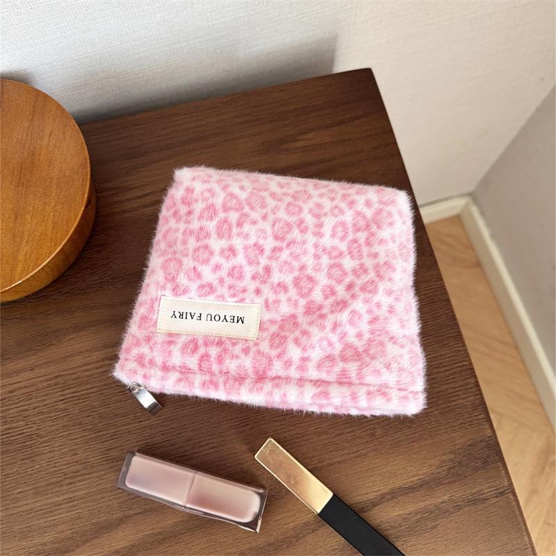 

Рожева плюшева сумка з леопардовим принтом: Велика містка портативна косметичка для осені та зими