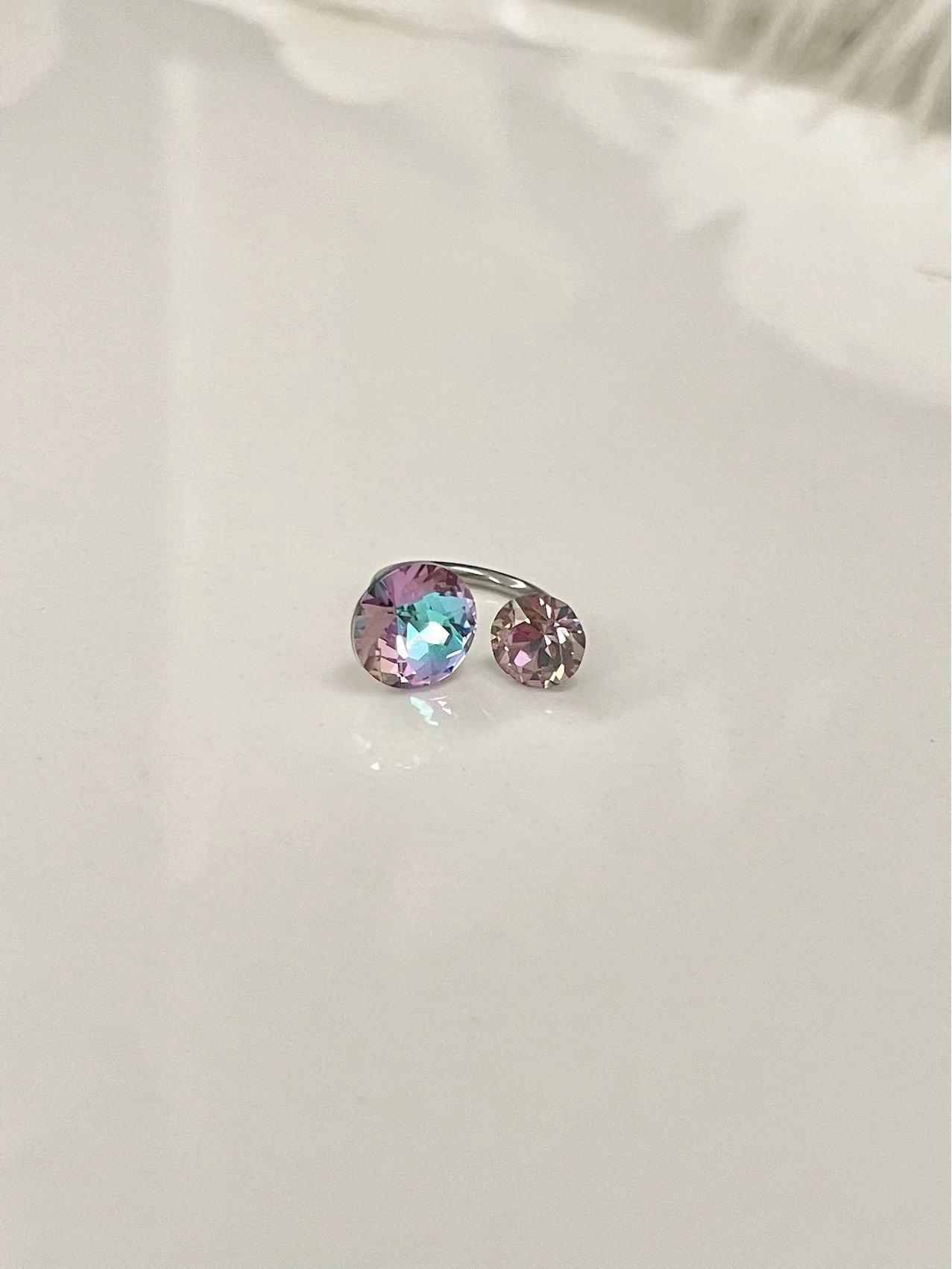 

Серьги-кольца из цветного титана в форме подковы с двойными бриллиантовыми гвоздиками — сладкие и блестящие ювелирные изделия Cochlear