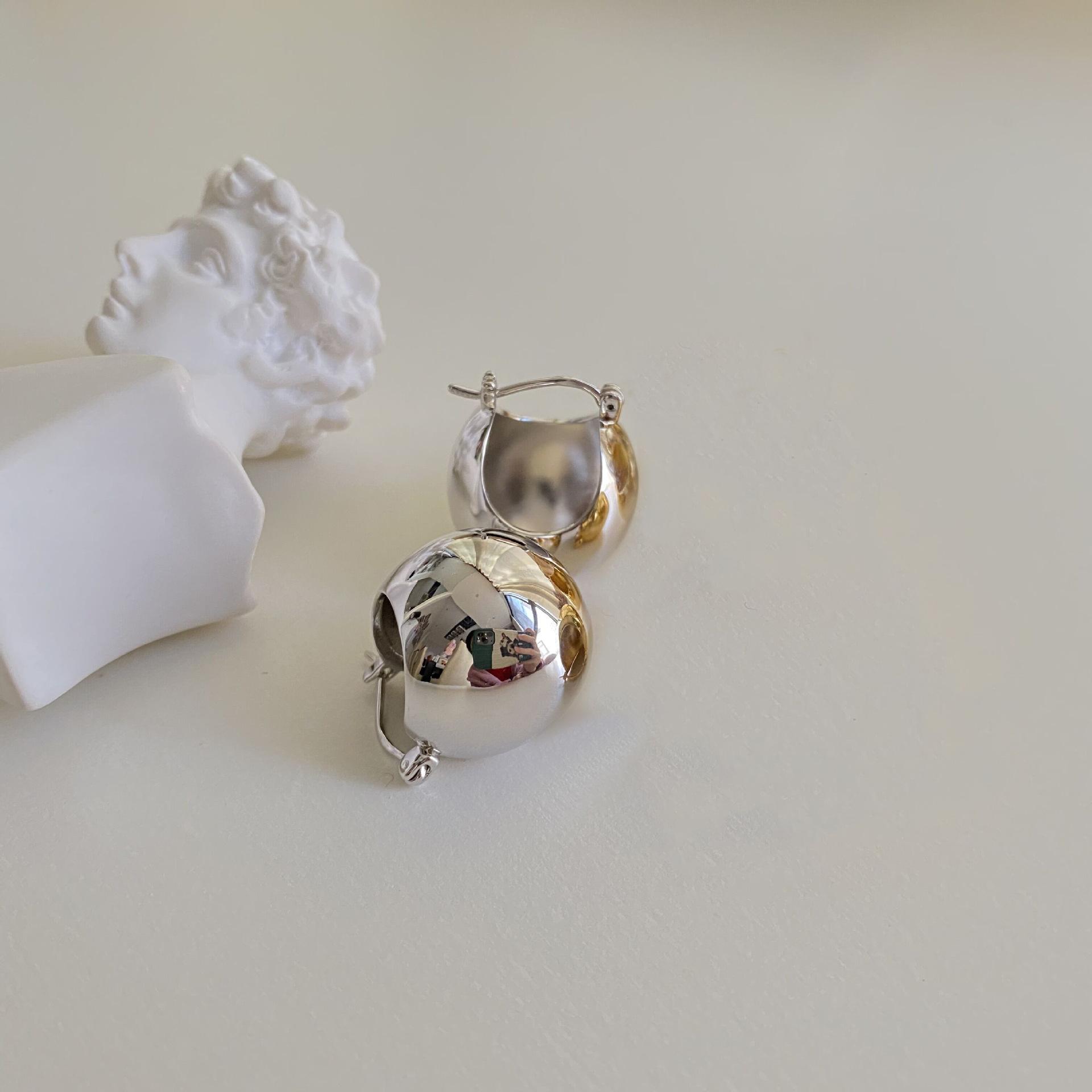 

Design earrings premium personality French retro cold temperament spherical stud earrings metal earrings wholesale срібний