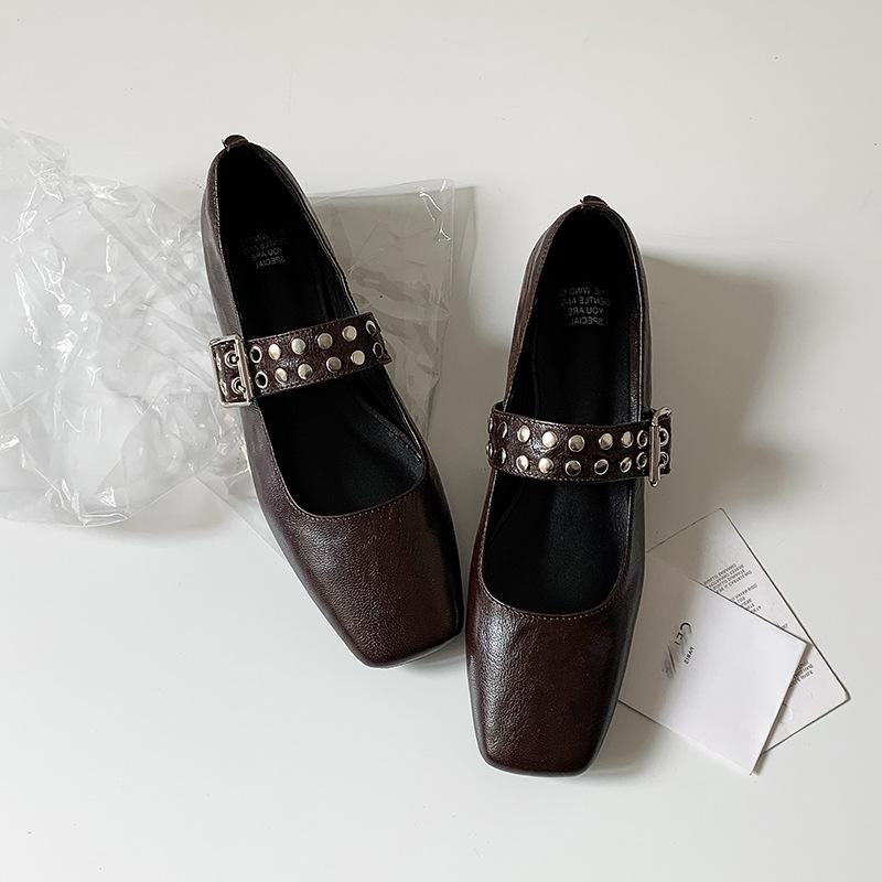 

Sheepskin version spring new square head shallow mouth rivets commuting single shoes women s versatile retro belt buckle Mary Jane shoes 40 темно-коричневого