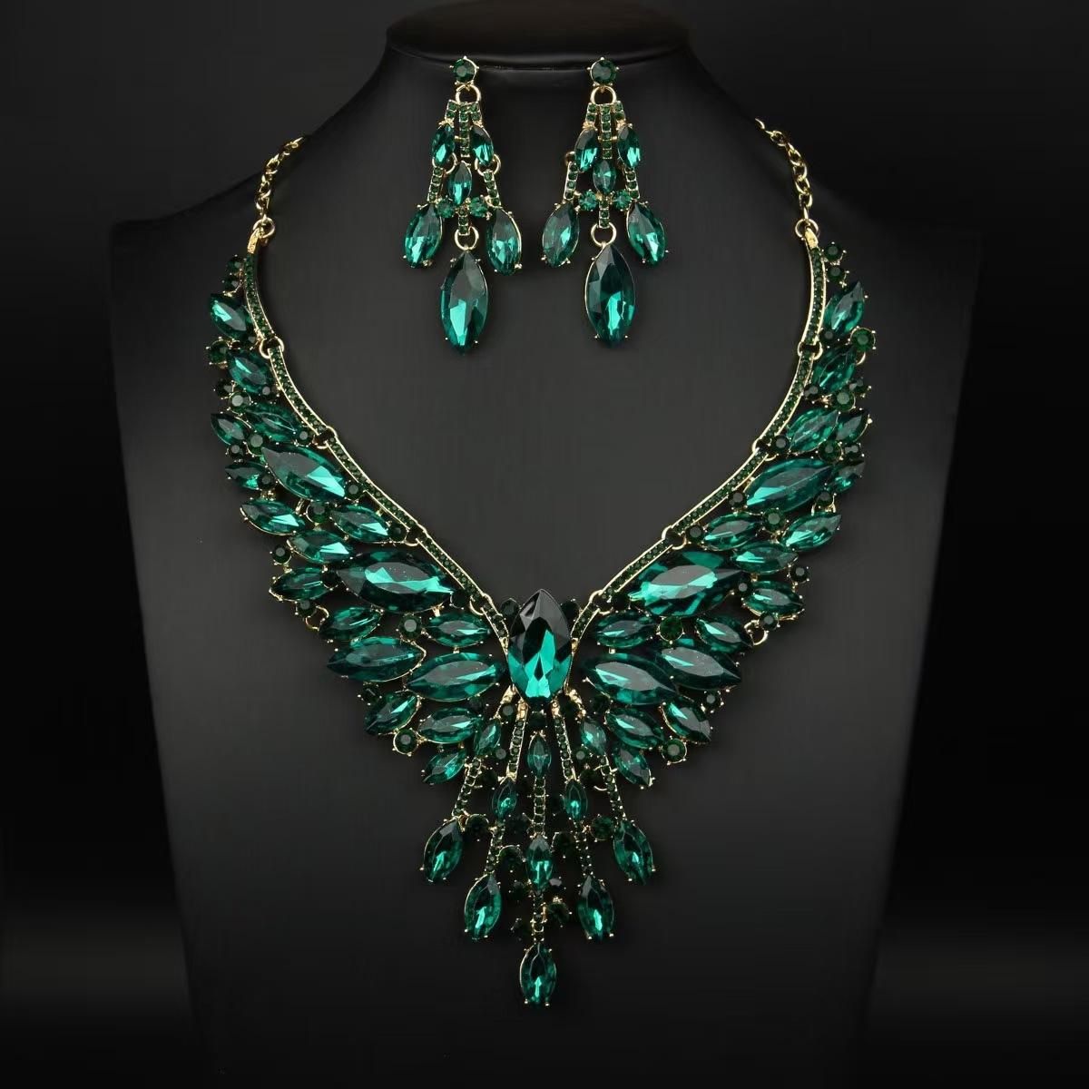 

2026 European and American Exaggerated Luxury Crystal Gemstone Large Necklace Earrings Set Women s Dinner Dress Fashion Accessories 45CM зелёный