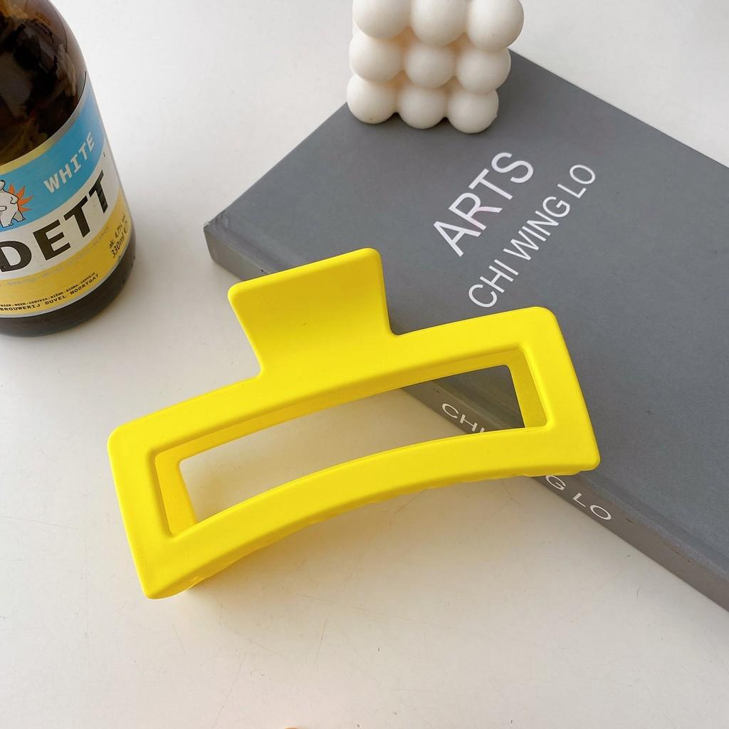 

Elegant 13cm Matte Textured Shark Hair Clutch Clip For Women In Chic Shades Golden Yellow