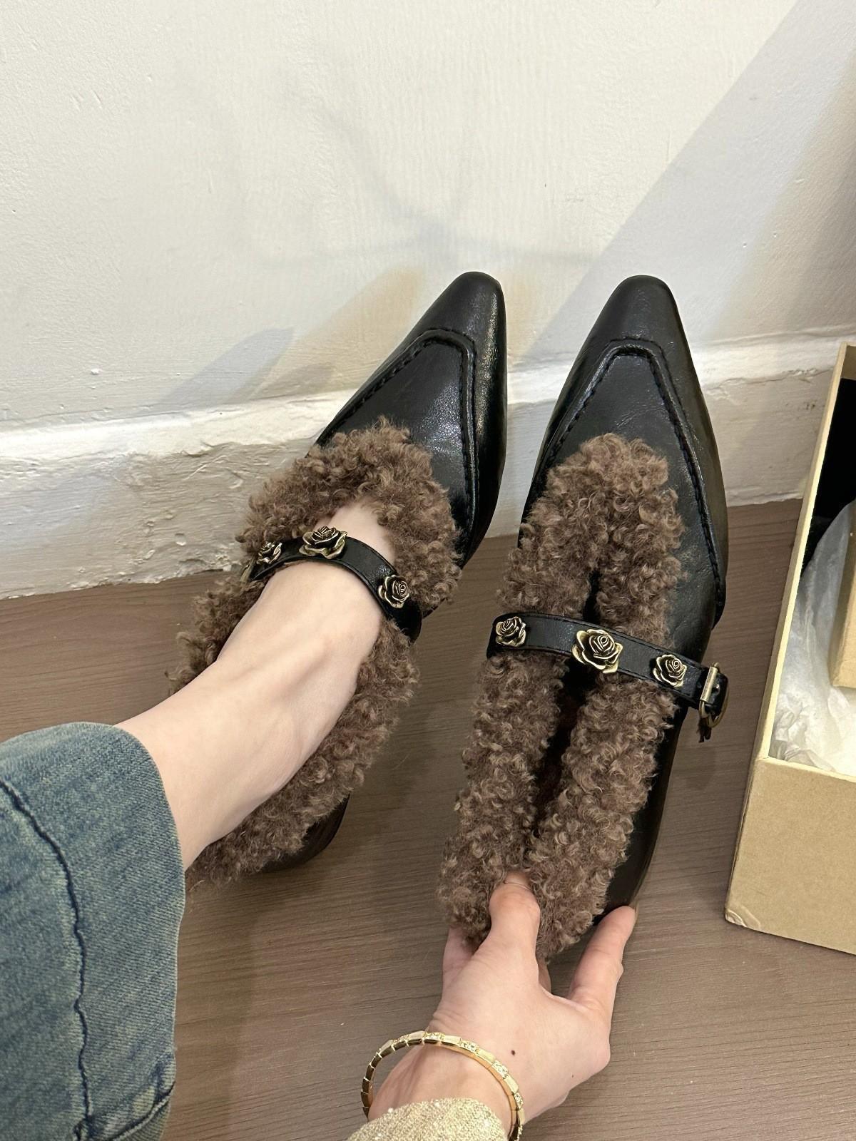 

Half a decade of camellia! Retro pointed splicing inner height increase Mary Jane shoes women s autumn and winter plush single shoes 40 чорний