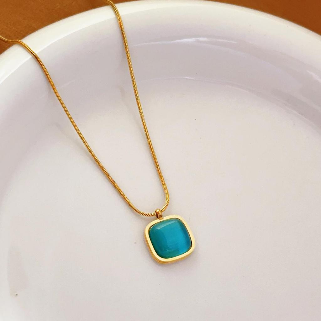 Titanium Steel Colorful Sugar Cube Necklace with Red & Green Square Pendant - Women's Non-Fading Light Luxury Retro Clavicle Chain.