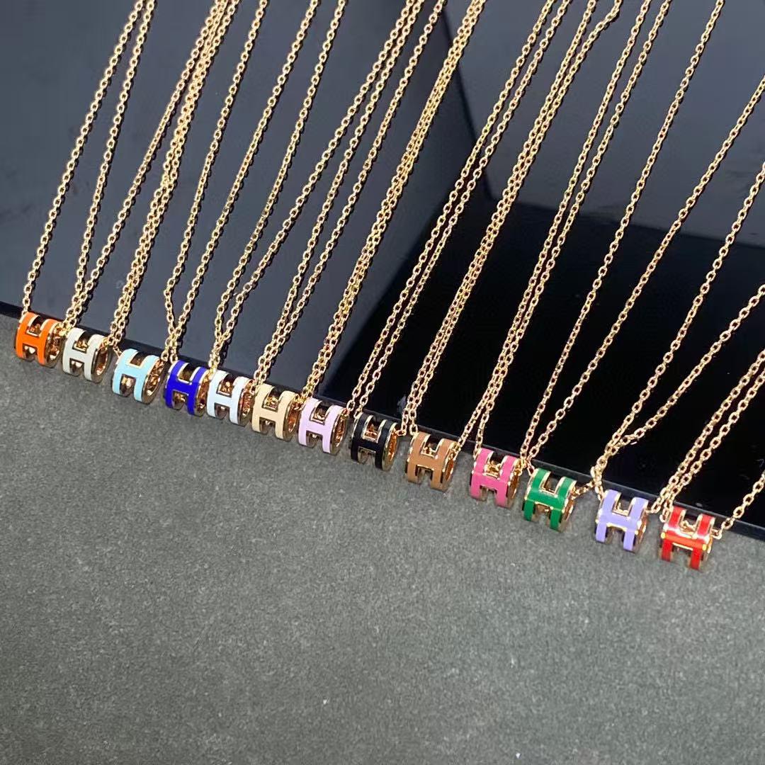 Позолоченное 18K Золотом Ожерелье для Женщин с Подвеской-Буквой из Эмали, Стильное и Универсальное Ключичное Ожерелье White Gold