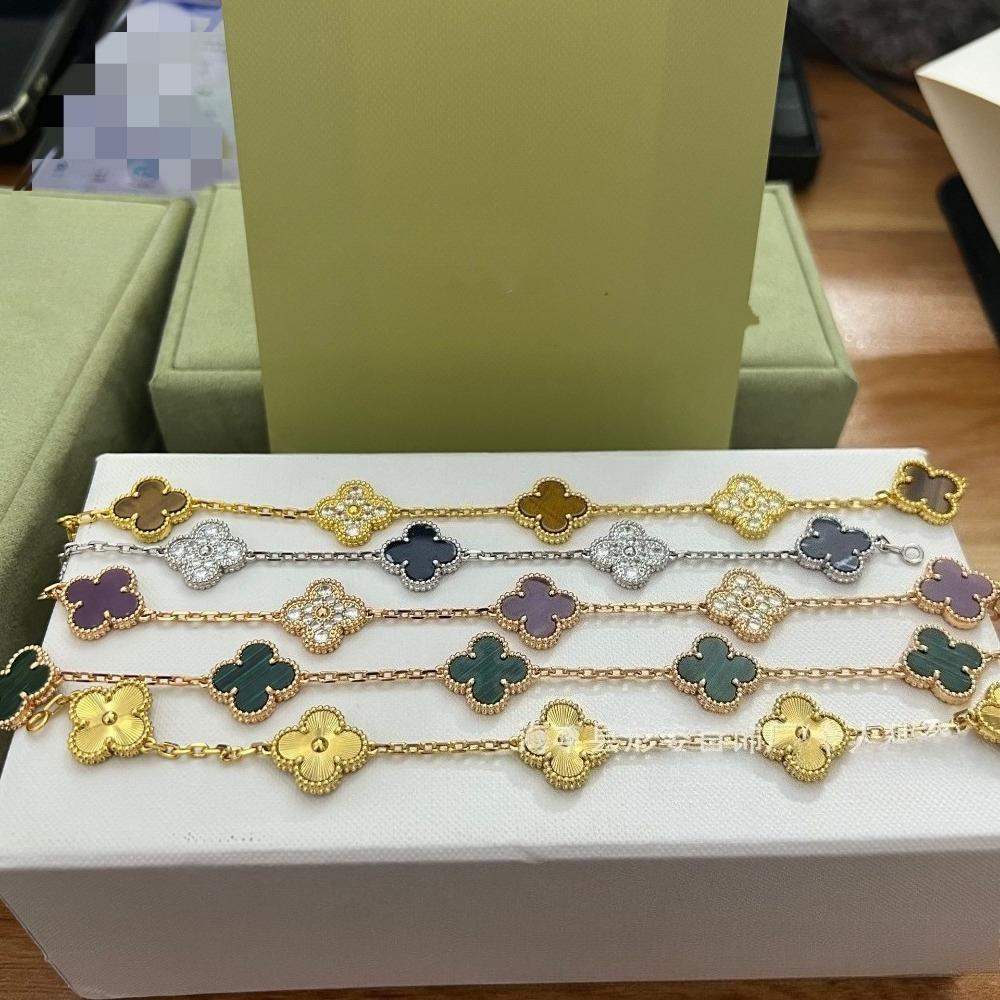 Vierblättriges Klee- und Fünfblüten-Armband mit rotem Achaten - Ein Geschenk für deine Freundin