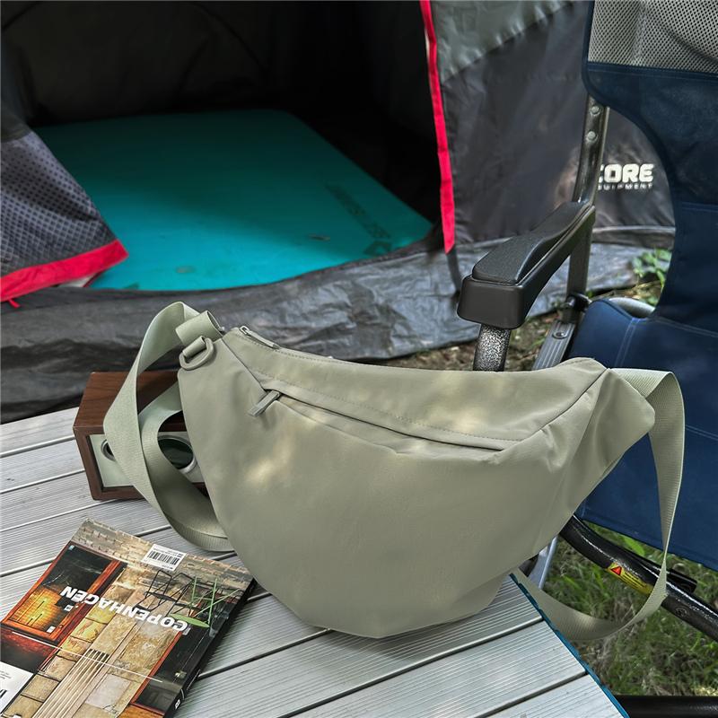 Borsa a tracolla minimalista con tracolla regolabile e tasca anteriore con zip