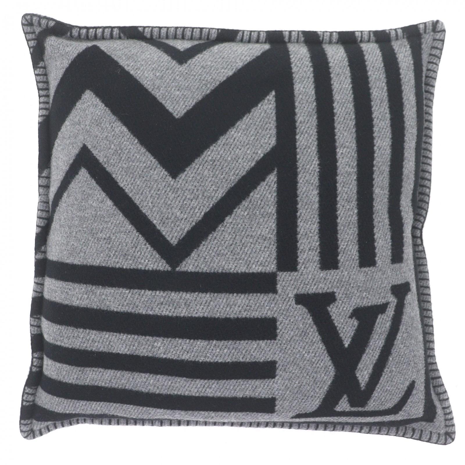 

Great LOUIS VUITTON Other accessories Cushion LV Summit Used
