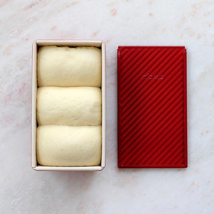 Yangchen Red Loaf Pan, 450g Rectangular Corrugated Bread Mold for Oven