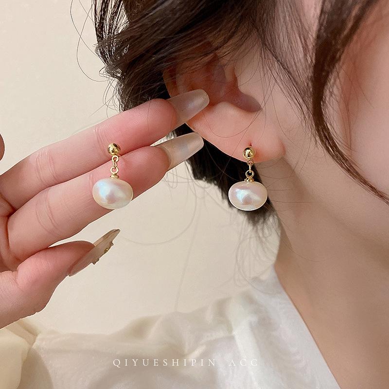 Boucles d'oreilles de luxe tendance 2024 accrocheuses pour femmes: Boucles d'oreilles à clous tendance et polyvalentes pour l'automne et l'hiver