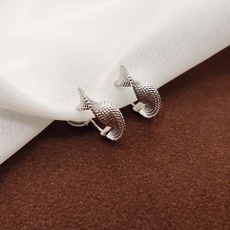 Elegant French Niche Twisted Metal Clip-On Earrings for Women Without Pierced Ears