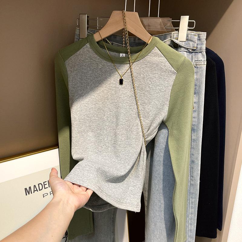 

Женская хлопковая контрастная футболка облегающего кроя с длинными рукавами на весну и осень 2024 г.