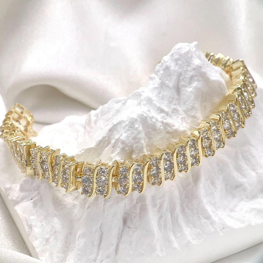 18k Gold-Plated Luxury Diamond Horseshoe Bangle for Women’s Stylish Design