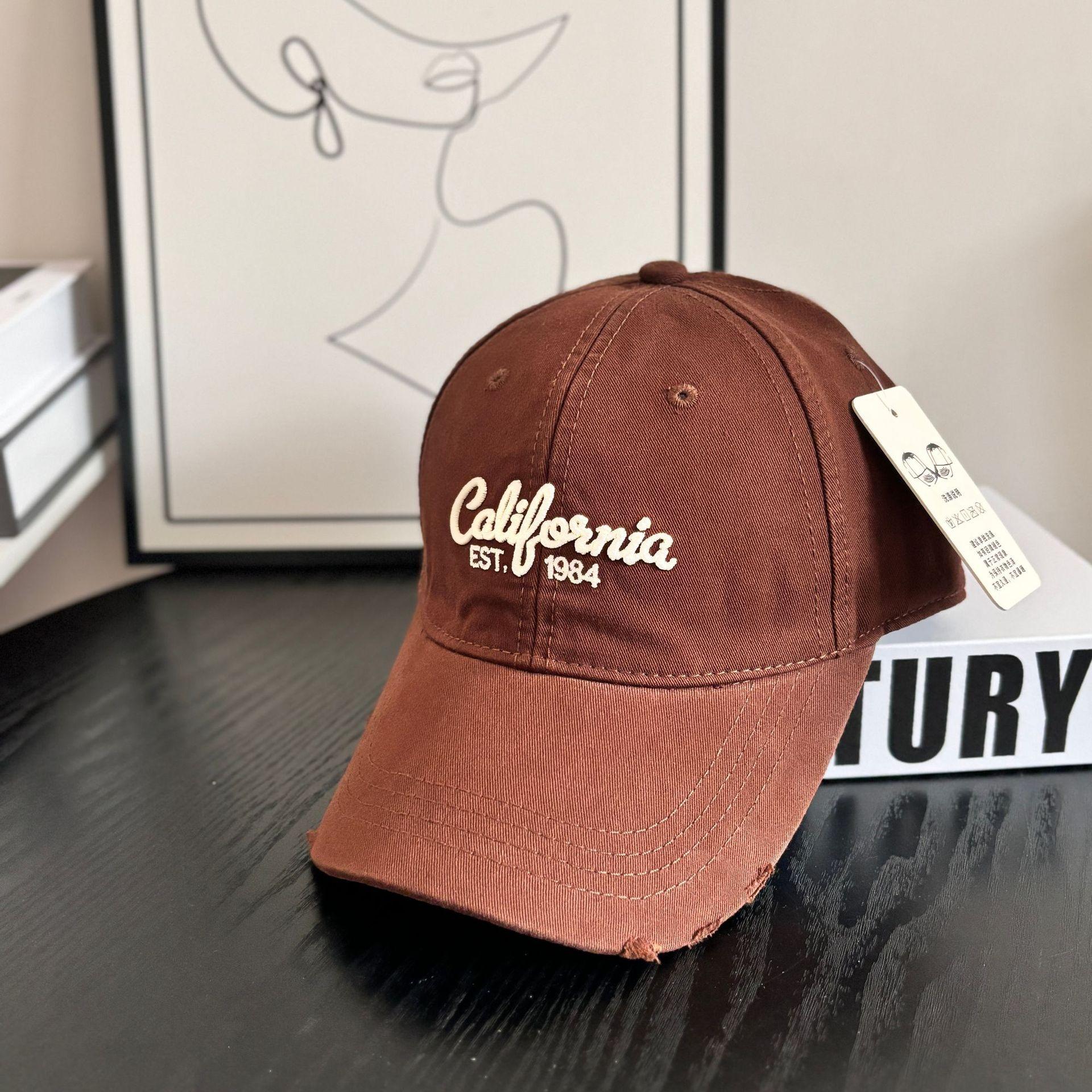 

На открытом воздухе можно увидеть старые потертые бейсболки с буквами алфавита для женщин, модные широкополые кепки, солнцезащитные козырьки, зонты от солнца и небольшие кепки с козырьком. M（56-58cm） темно-коричневого