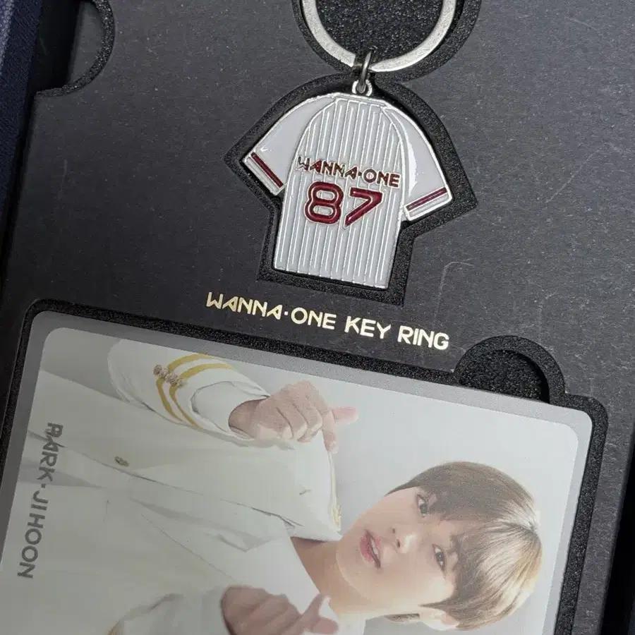 Warner One World Tour Kino Video (includes Park Ji-hoon photocard)