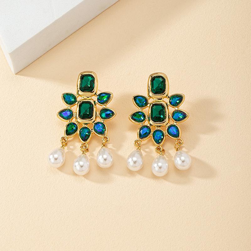 European & American Fashion: French Retro Flower Pearl & Diamond Stud Earrings