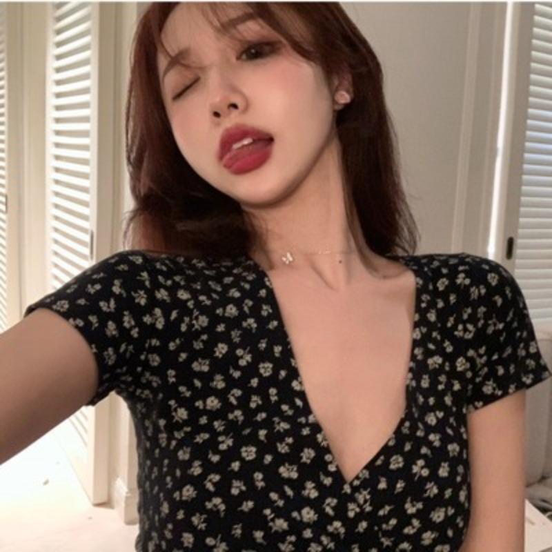 New Floral Short Umbilical Top for Women with Summer Slim Fit and Slim V-neck Short-sleeved Korean T-shirt for Women