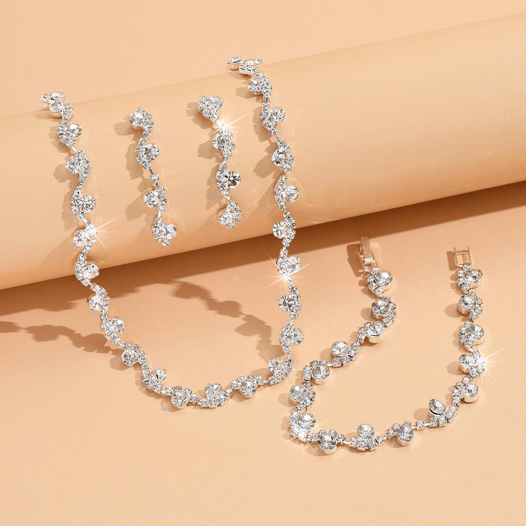 Exquisite Claw Chain Necklace Earrings Bracelet Jewelry Set - Perfect for Choker Length Evening Gowns  and Special Occasions