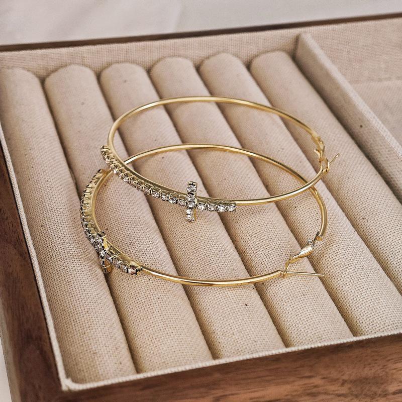 

Серьги-кольца золотистого цвета с инкрустацией бриллиантами - Смелый европейский и американский стиль для женщин