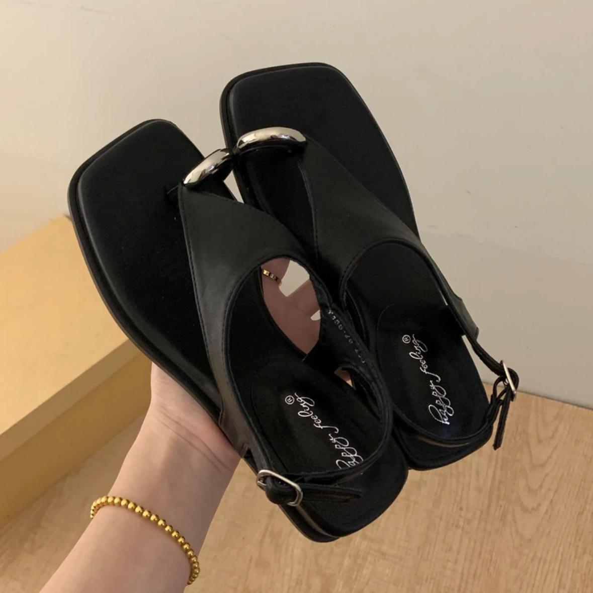

Metal buckle cover toe flat sandals summer 2025 new fashion outer wear temperament beach roman shoes cool slippers 40 чорний