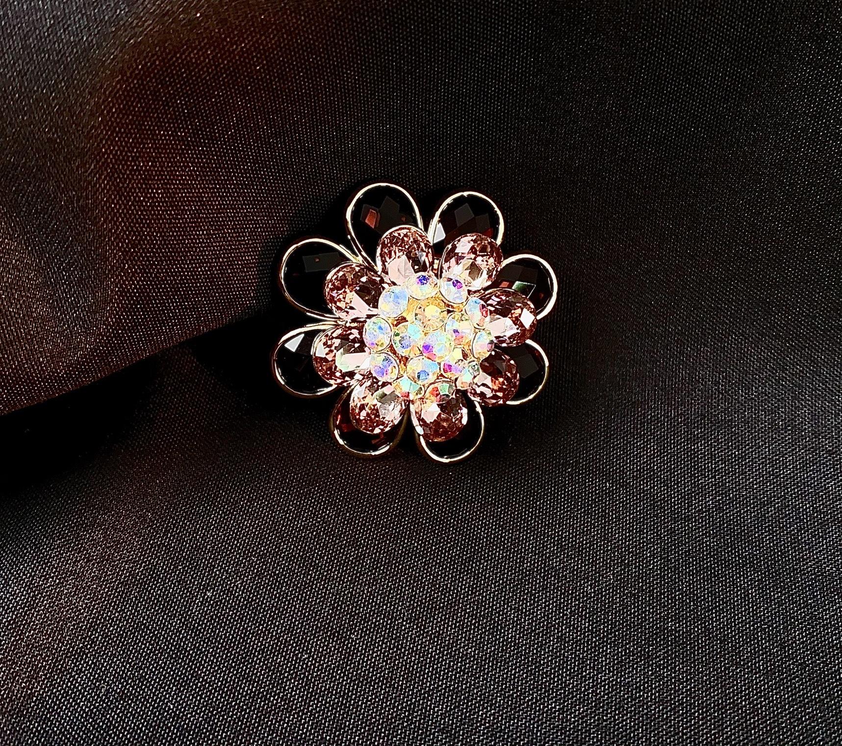 

Кристалл Цветок Магнит Брошь Анти-Светодиодный Блейзер Легкий Роскошный Высококачественный Аксессуар Женщины Не Навреди Одежда Магнитное Притяжение фиолетовый