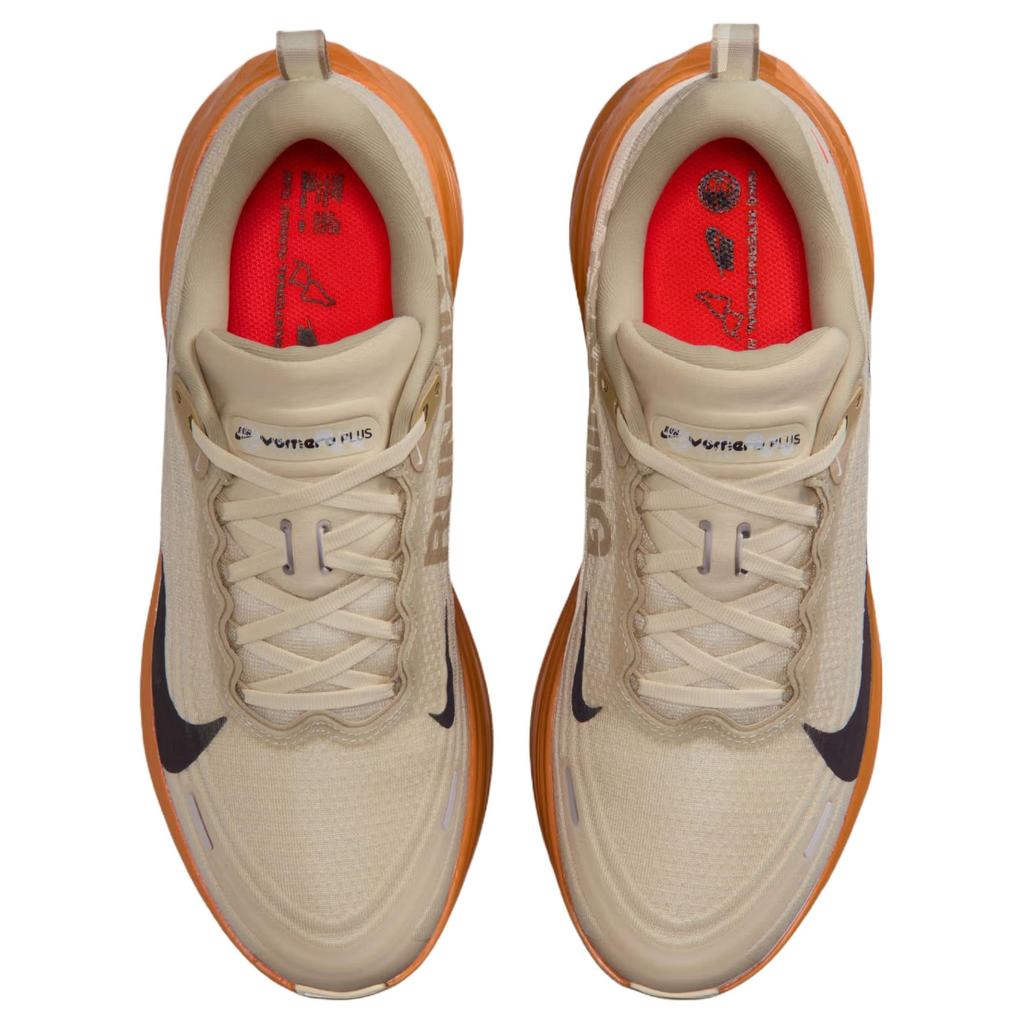 Nike Vomero Plus Running Poets Unisex Sneaker Braun Hell-Khaki Monarch-Leuchtendes-Karmesinrot-Höhlen-Lila IM6679-258