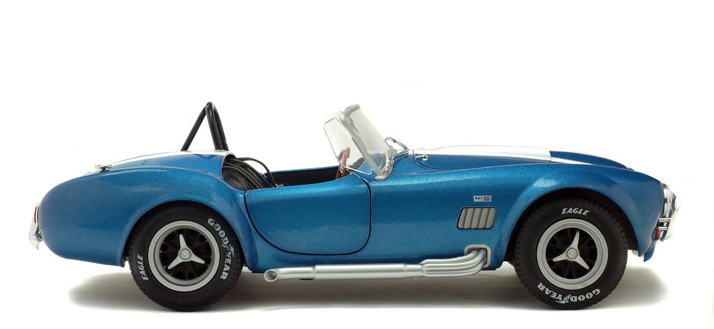 Solid Shelby Cobra Miniature Car 1/18 Scale SHELBY COBRA 427 S/C 1965 (Metallic Blue) Non-Opening Hood