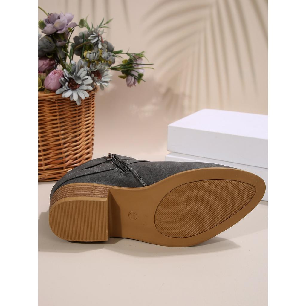 Neue Chelsea Boots in Übergröße mit spitzer Zehenpartie - Damen Stiefeletten mit Kreuzriemen, Seitenreißverschluss und mittelhohem Absatz