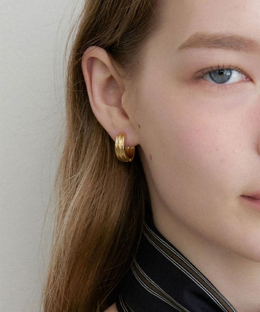 Halden Line Hoop One Touch Earrings (E066_Gold Medium)