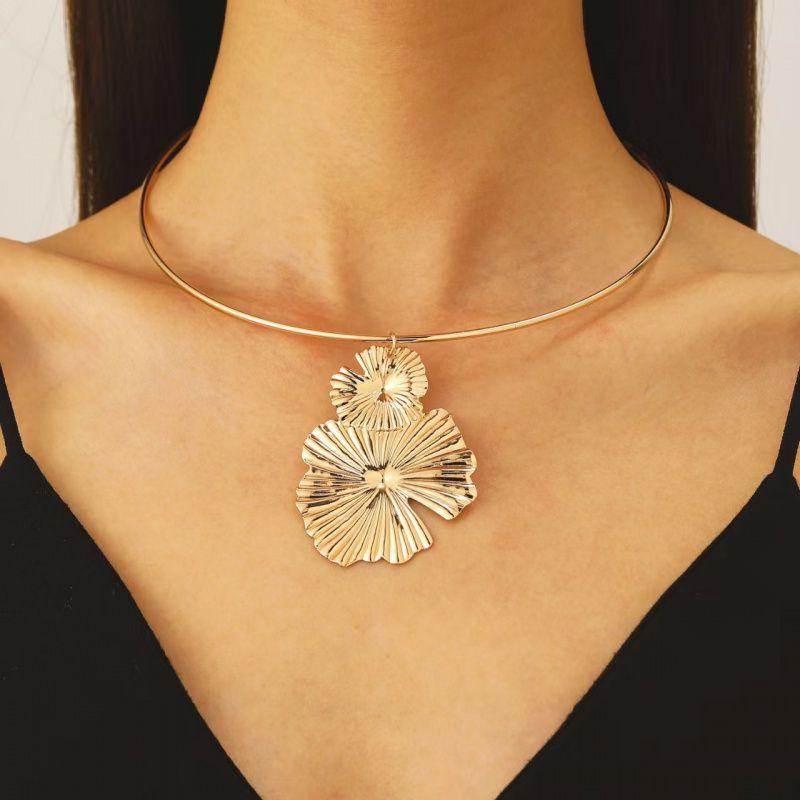 

European and American Jewelry Exaggerated Retro Hollow Heart Pleat Flower Women s Temperament Short Necklace Collar Women 04 kc gold collar S149