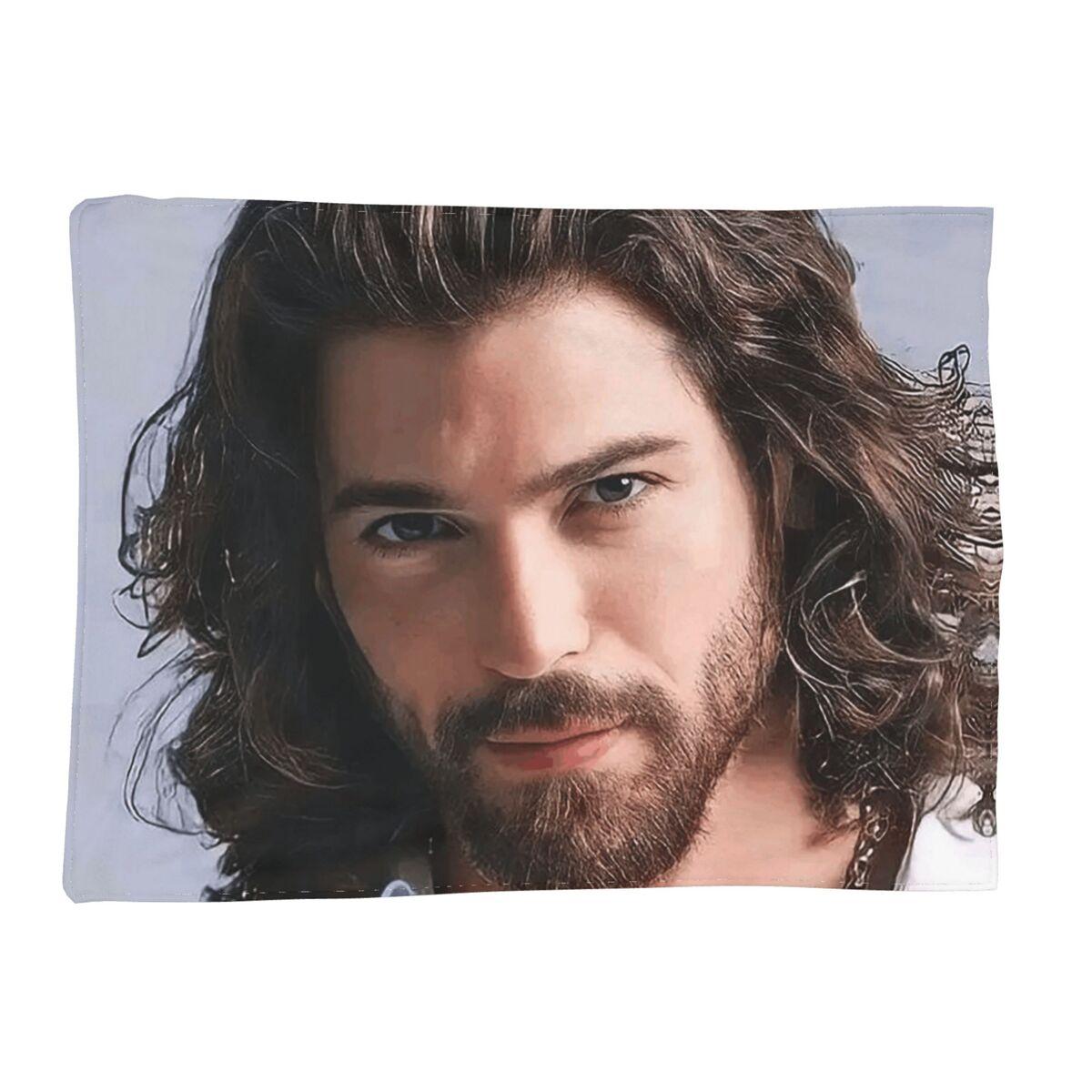 Aktieris Can Yaman Foto Segas Mīksta