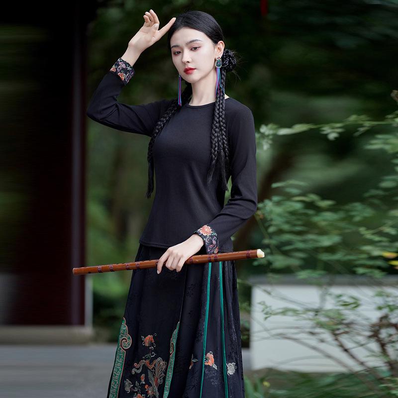 2024 Autumn Ethnic Women's Slimming Embroidered Round Neck Long Sleeve T-shirt