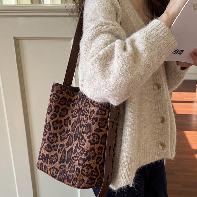 

Trendy Leopard Print Bucket Totes Retro Suede Shoulder Bags for Women Large Capacity Crossbody Versatile Commuting Underarm Bag CLE 24x14x28cm леопардовый