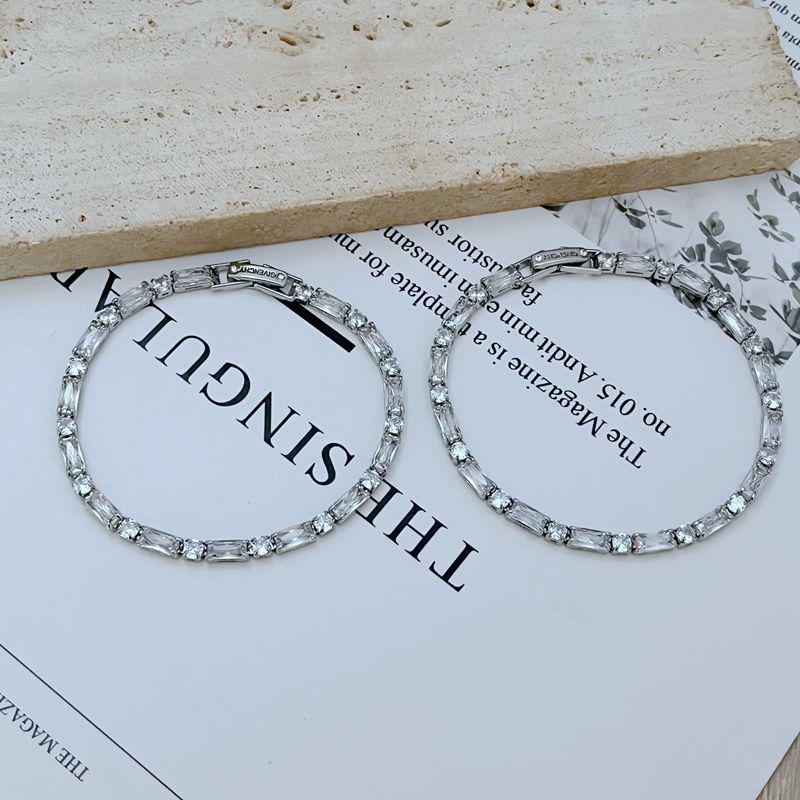 

Elegant Rhinestone-Inlaid Metal Bracelet: Luxury Niche Design