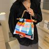 Eine mehrfarbige Patchwork-Stoff-Material Damenhandtasche, alle Frauen sind verwendet, um Temperament zu verbessern, um den täglichen Bedarf zu decken