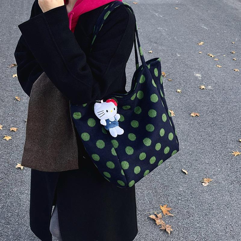 The blogger recommends a large-capacity leopard print shoulder bag for women's daily commuting lazy wind red plaid versatile handbag.