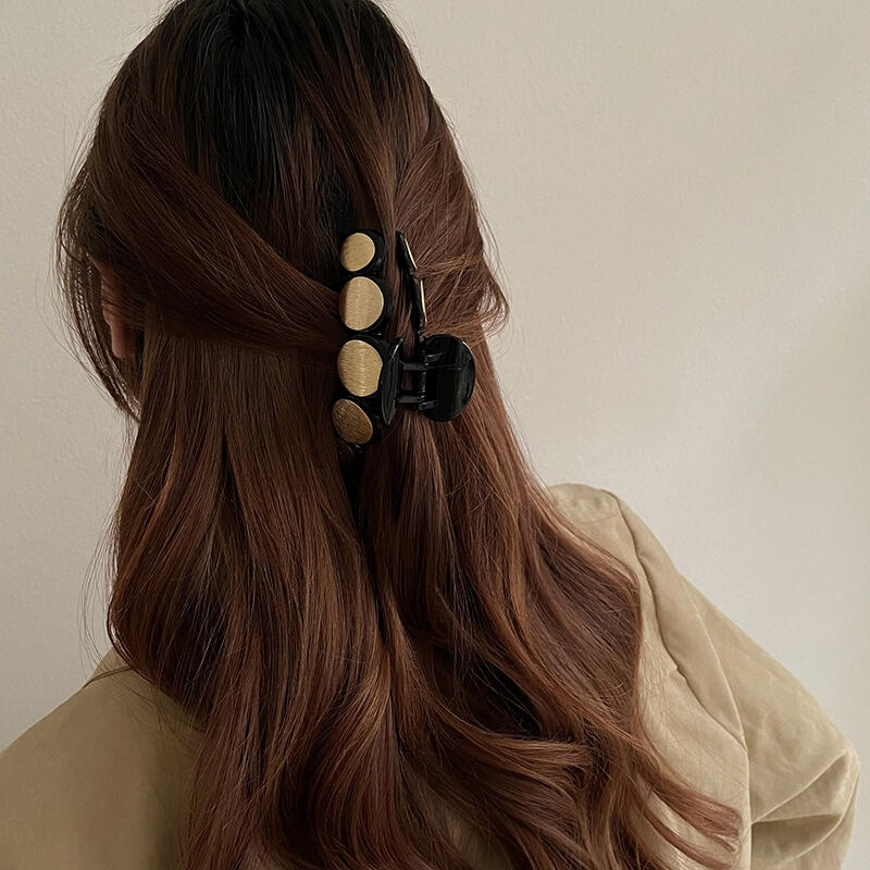 Guldfärgad månecirkel uppsatt hårspänne