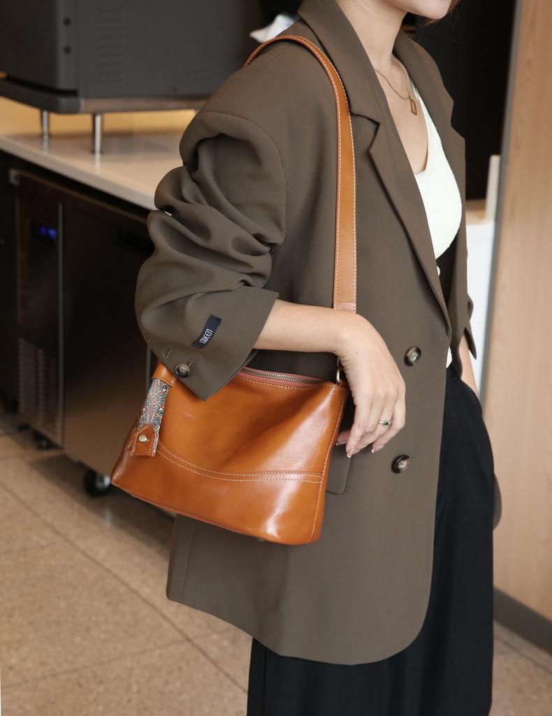 Damentasche aus pflanzlich gegerbtem erstschichtigem Rindsleder, Schulter-Damentasche, modische praktische Eimertasche mit mehreren Fächern und großem Fassungsvermögen