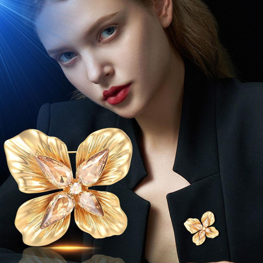 Neue Luxus-Schwerindustrie-Temperament kleine Blumenbrosche Nischendesign einfach und exquisite Blumendekoration