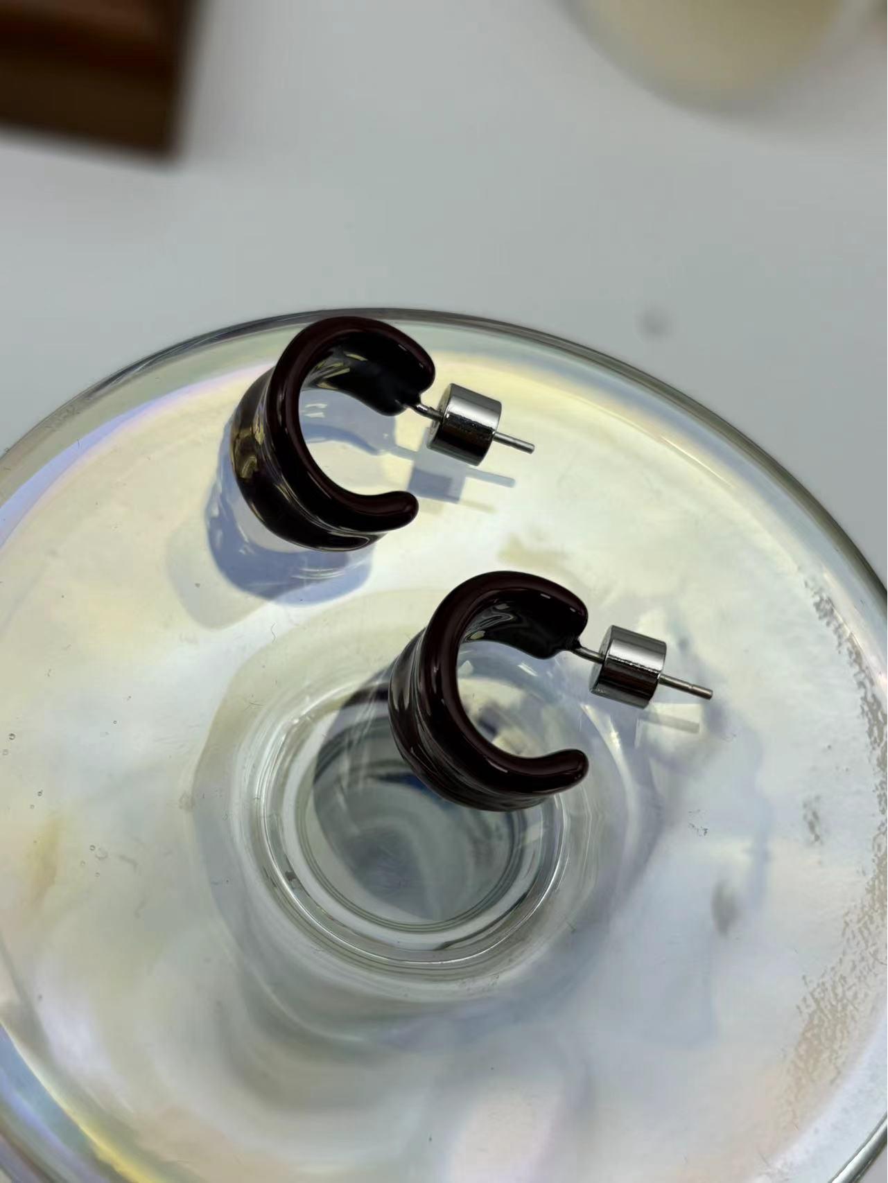 

Маленькие серьги-кольца из многоцветной текстурированной эмали - Нишевые, Высококлассные, Простая мода, Универсальный темперамент.