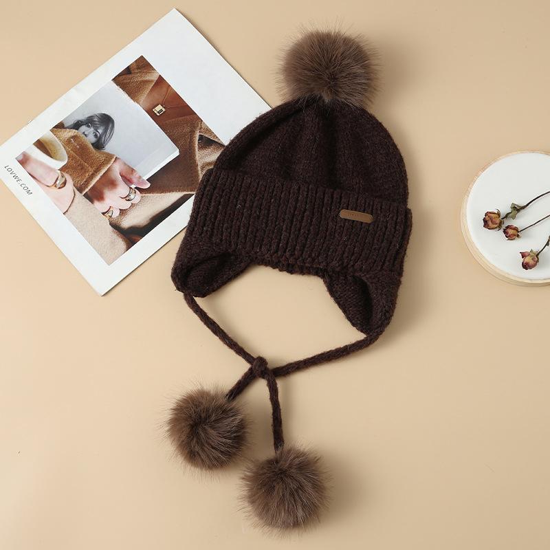 

Осенне-зимняя повседневная свободная шерстяная шапка с защитой ушей, корейская милая и симпатичная шапка с шерстяным помпоном, теплая шапка для улицы от холода, подчеркивающая маленькое лицо average size