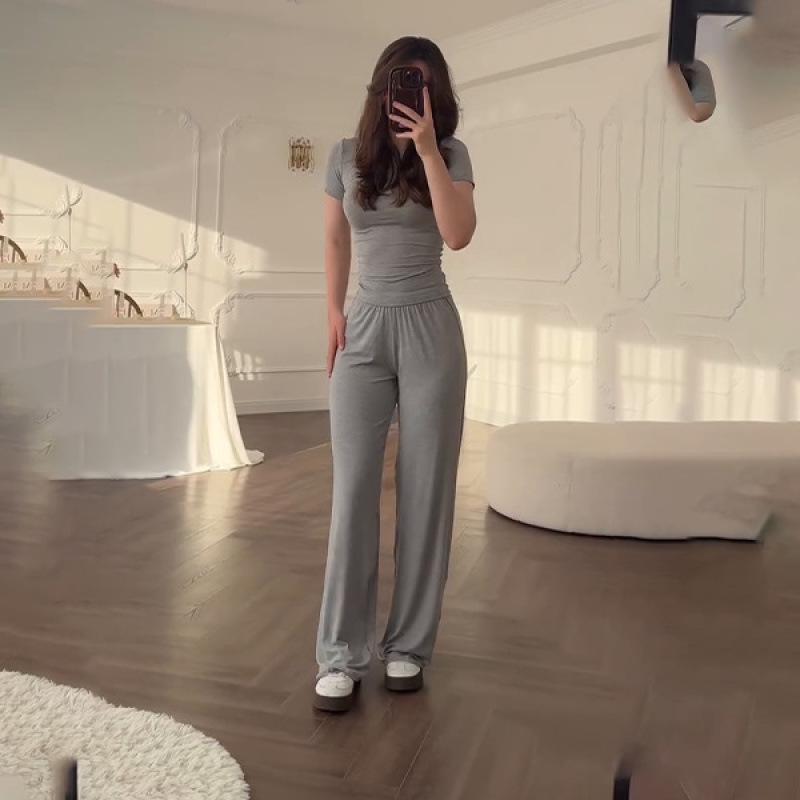 

Женский летний модный комплект 2025 года: облегающий топ с круглым вырезом и эластичные брюки широкого кроя Small