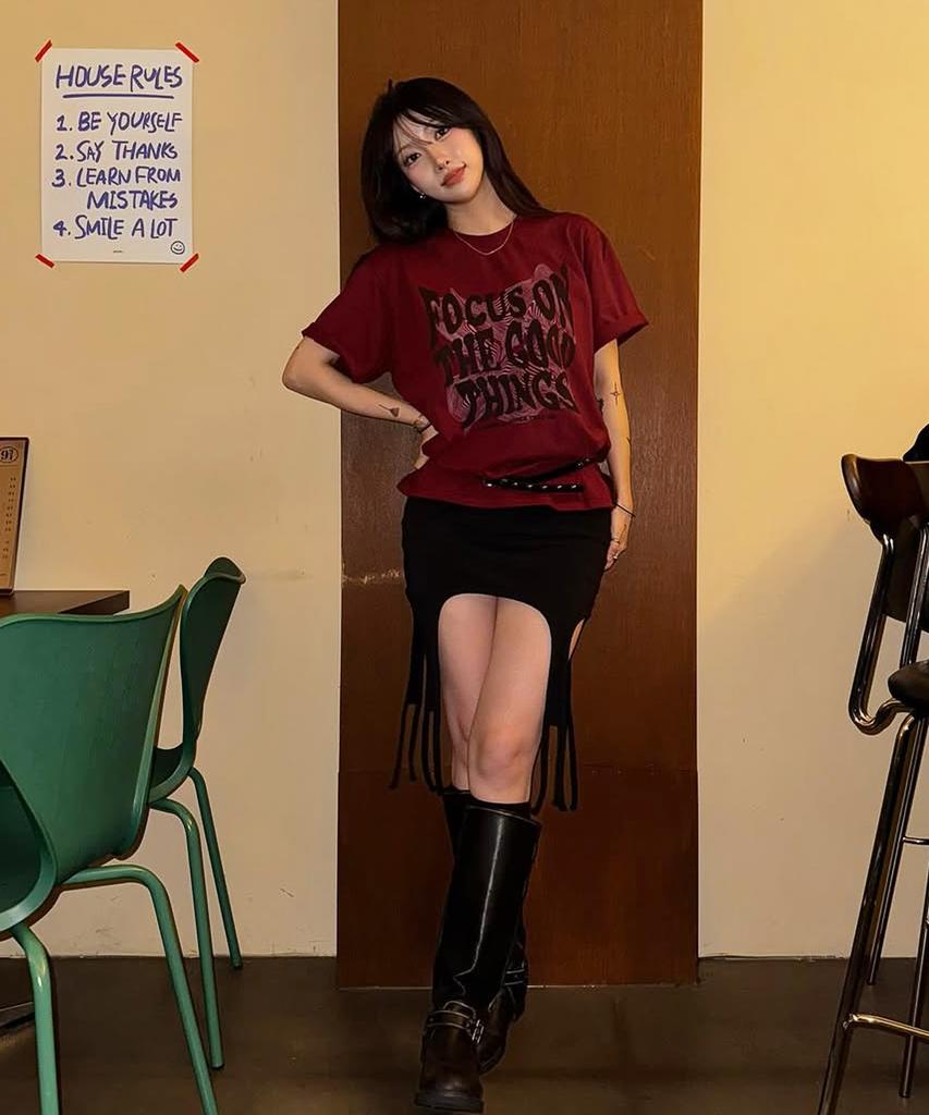 Nasttingijeubeleoldaenmi Geometry Lettering Tee_Burgundy