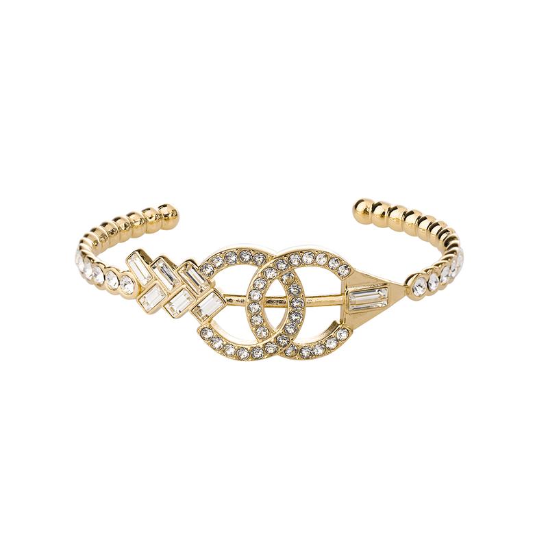 

CHANEL [23 Early Spring New Products] Classic Double C Logo Brass Bracelet Women s Style золотий
