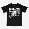 Schuhkontakt vor Augenkontakt Schwarzes T-Shirt