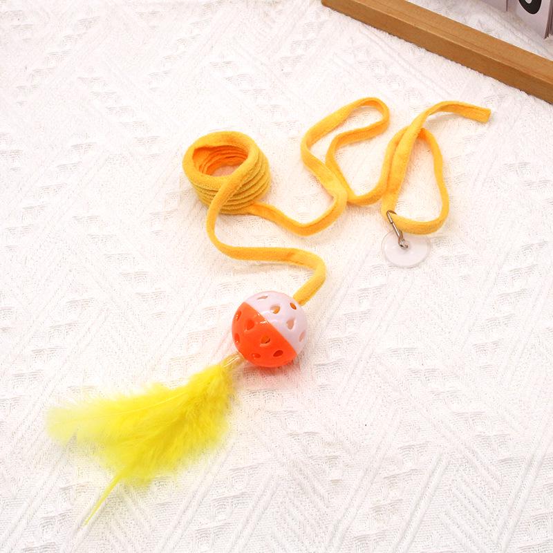 "Selbstunterhaltendes Katzenspielzeug aus Plüsch mit Feder und Saugnapf"